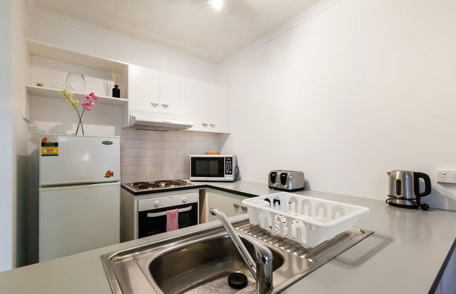 DAWN, 2BDR Carlton Apartment - Photo 12