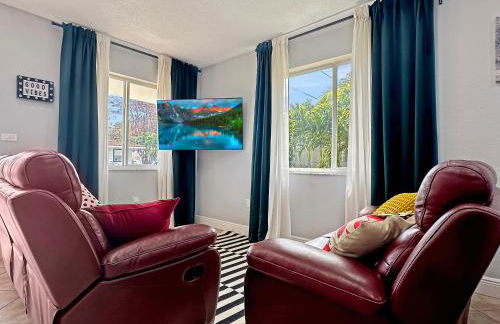 Vacay Spot Happy Escape 15 Min Beach Massage Shower Prime LOC! 6 blocks away from Bars, Nite Clubs, Res, Shops - Photo 18