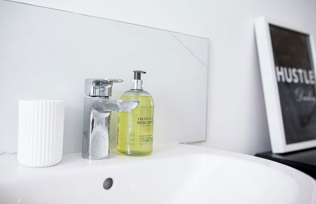 Stunning Townhouse with Large Garden - Photo 40