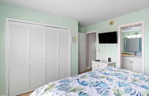 Stunning Waterfront Residence with Panoramic Water Views - Foto 13