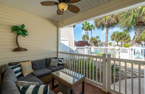 Sunny Townhome with Pool Access about 1 Mi to Beach - Foto 1