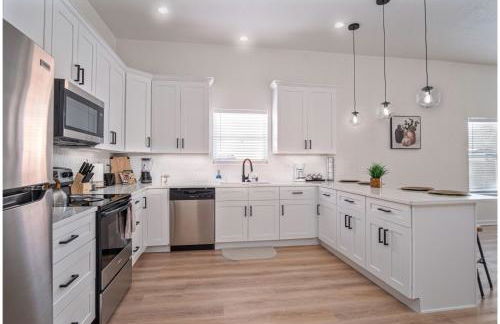 5BR3BA Minutes from the Action with Skyline Views - Foto 12