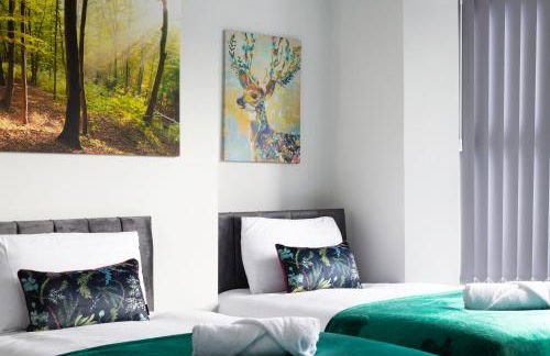 4 Bedrooms Spacious House With 2 Bathrooms Free Parking - sleeps up to 10 guests - Foto 26