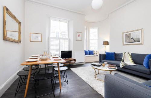 JOIVY Iconic Cockburn Street 4 Bedroom Apartment: Heart of Old Town - Foto 4