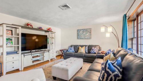 Family-Friendly Central AC Near Beach - Foto 1