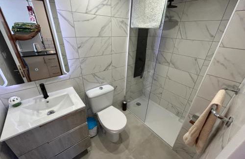 Lovely newly refurbished 1 Bedroom Flat Minutes From Sandy Beach,private terrace - Photo 9