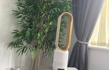 Comfortable 2-Bed Flat Balcony Near Airport - Photo 3