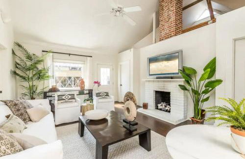 Chic Beach Bungalow 3 Blocks from the Sand - Foto 12