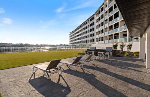 Lakefront Topsider Condo w/ Boat Slip, 2 Pools & Large Deck - Foto 60