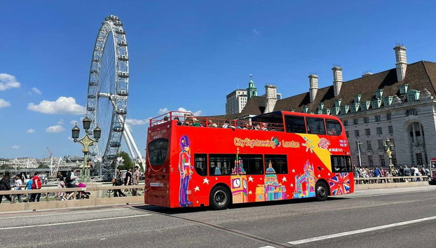 Bus touristique de Londres, City Sightseeing - Foto 2, Bus City Sightseeing à côté du London Eye