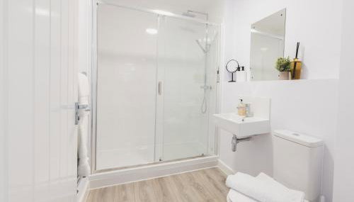 Stylish new-build, free parking, 20-minute walk to city centre - Foto 3, towels, Shower