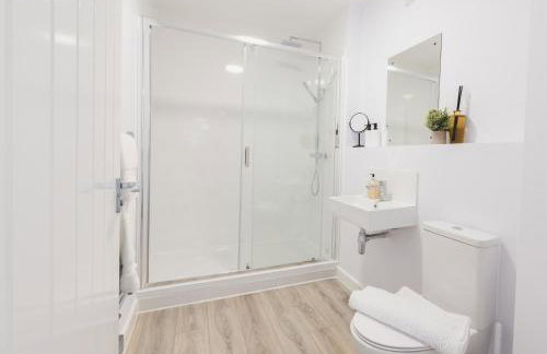 Stylish new-build, free parking, 20-minute walk to city centre - Photo 3