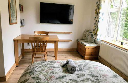 Relaxing Birdsong 4 Bedroom House - Photo 5