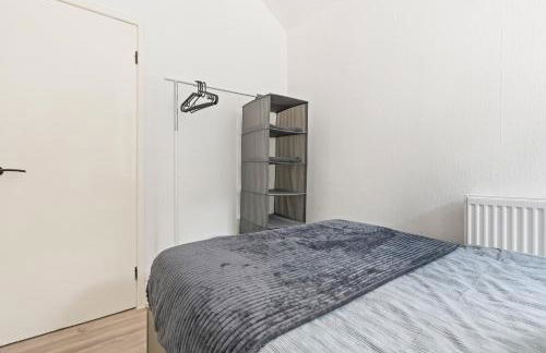 Free Parking ,Modern 4 bedrooms 10min from Birmingham city centre ideal for contractors ,Groups and Families - Photo 42