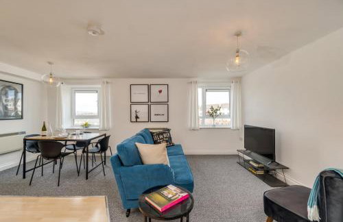 Chic and Bright Apartment Near the Water - Photo 10