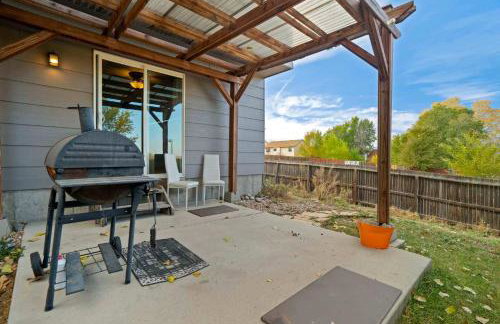 4BR w Fireplace Backyard BBQ near Peterson AFB - Foto 3