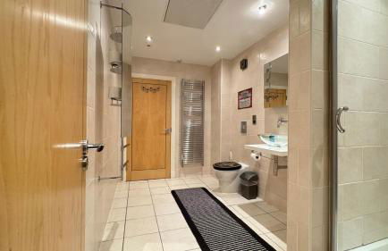 Spacious 2-Bedroom Duplex with Jacuzzi Bath and Free Gated Parking - Foto 32