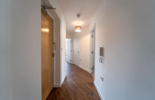 Spacious Apartment in Woking Town Centre - Photo 15