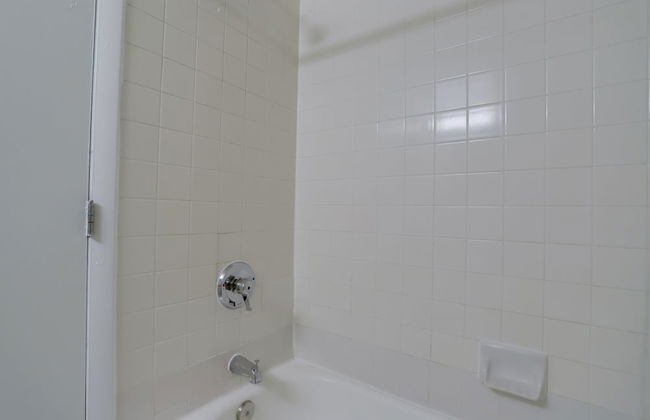 Gorgeous Apt with Rooftop City View - Photo 36