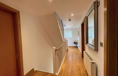 Modern contemporary home in beautiful setting - Foto 53