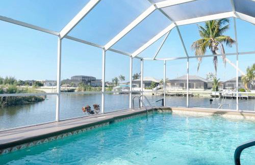 Relax with nature in our Waterfront 4 bedroom -HEATED POOL HOME-KING BED - Foto 2