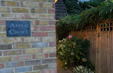 Contemporary detached house short train to London - Photo 5