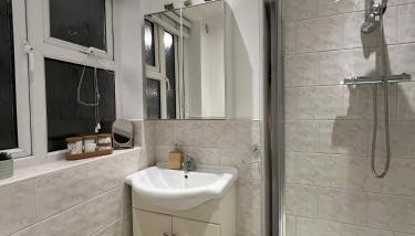 Spacious & Modern Family Gem - Foto 3, Shower