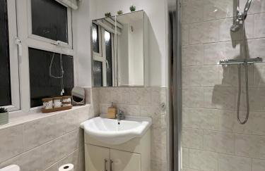 Spacious & Modern Family Gem - Foto 3