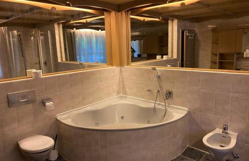 C4S COME4STAY - Alpenblick Watzmann-Kehlstein - TOP Lage im Berchtesgadener Land I bis zu 10 Personen I große Terrasse mit Blick auf die Berge I Smart TV I Billiard I WLAN I kostenloser Parkplatz - Foto 40