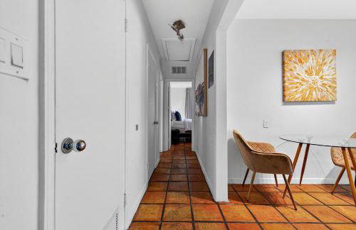 Sunny 2-Bedroom Miami Retreat with a Bright, Spacious Living Area & Relaxing Outdoor Seating - Foto 3