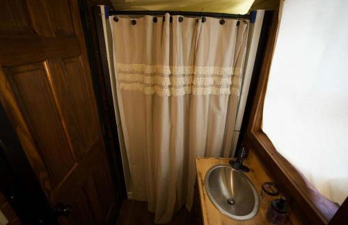 Elevated West Wagon Stay - Spacious Cozy and Charming - Foto 5