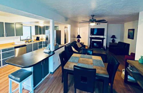 5 Bedroom Lakeside Home Sleeps 12 - Shared Lake Access, Large Yard, Central Air, Fire Pit, Horseshoes & More! - Foto 7