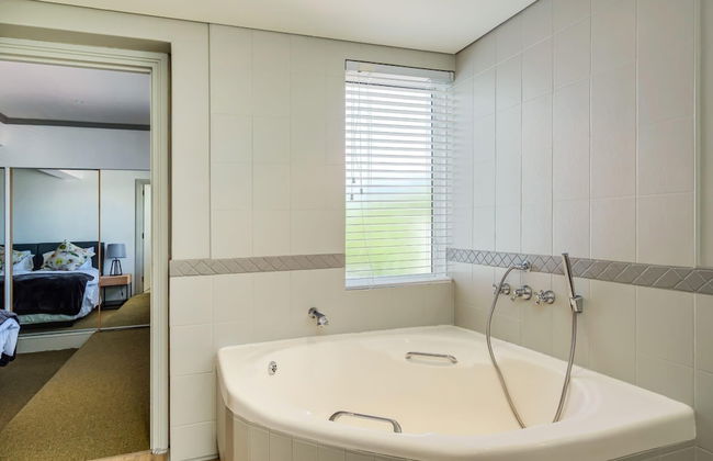 Contemporary Apartment Close to the Radisson Majolica - Photo 10