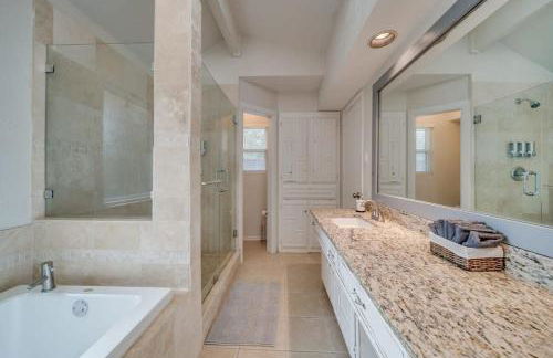 Central Plano 4-BD 2-BA Pool Retreat, Sleeps 10 - Foto 17