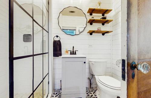 Walkable 1900s Home with Porch in Downtown Buda - Foto 11