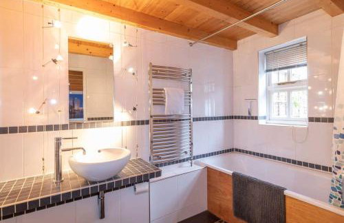 Stylist Split Level 2 Bed With Parking - Foto 6