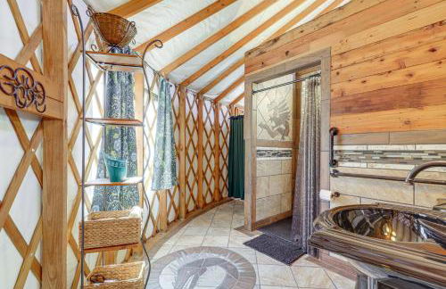 Glamping with Mountain Views! Newport Yurt Retreat! - Foto 17