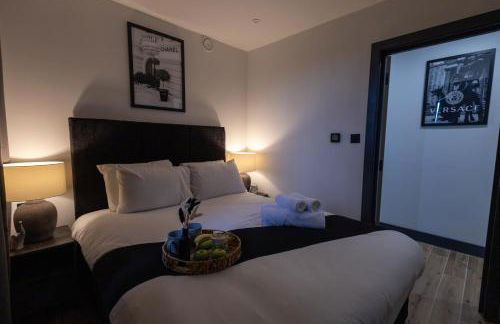 Brand-New Top-Floor Flat with Stunning Balcony & Parking - Foto 12