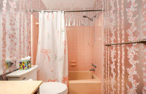 3BR Home - Free Parking-WiFi Kitchen Laundry-Kids Friendly-Near DC & Downtown & Metro-Patio & Deck - Foto 9