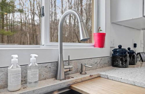 Cozy 3BR Retreat in Downtown Bethlehem - Hot Tub, Trails, Near Ski & Hike - Photo 5