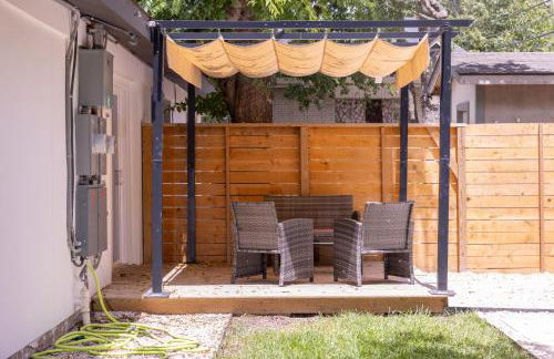 Luxe Retreat, Modern Gem with Private Backyard Oasis - Foto 43