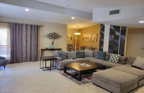 4 miles to Strip / Big house with pool - Foto 1