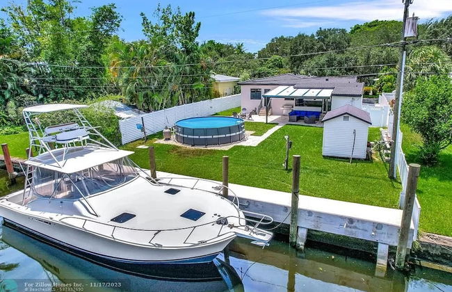 Stunning 3 Bd Pool House w Enchanting Water Views - Foto 1