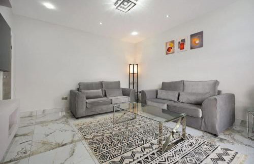 Stylish Home With Free Parking And Easy City Access - Photo 15