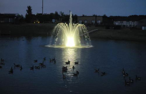 Luxury 2-Bed Lodge in Routh Sleeps 4 with Hot Tub - Foto 34