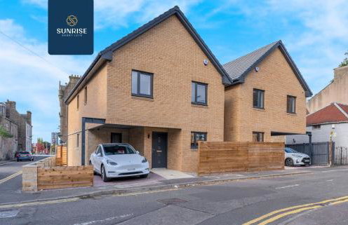 L2 - INVOICE and REDUCED PRICE only via SUNRISE SHORT LETS DUNDEE, Stunning 4 Bed House with 6 Beds and 3 bathrooms, TVs in each room, Free Parking, Fully Equipped, Local Amenities, Easy Ring Road Access, Special Rates and ONLY 9 Mins to STANNERGATE Ports - Foto 56