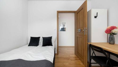 Spacious Apartment in Wrocław with Large Terrace and 2 Parking Spaces by Noclegi Renters - Foto 3, wardrobe