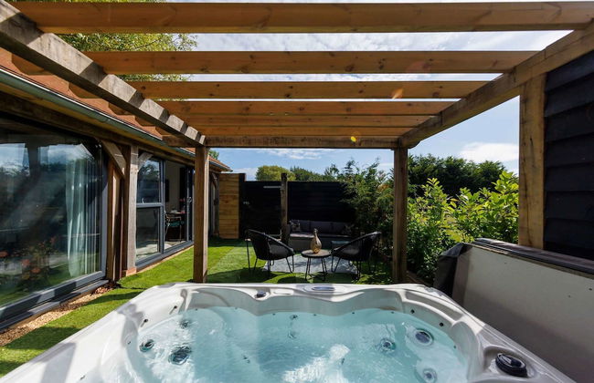 Romantic Countryside Lodge With Hot Tub - Photo 21