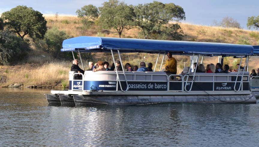 Passeio de barco pelo lago Alqueva
