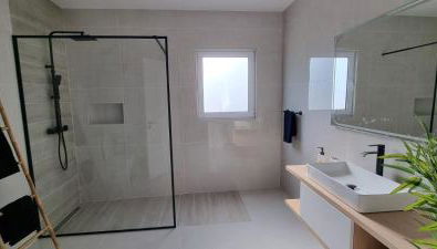 The Frenchie's House - Photo 5, Shower